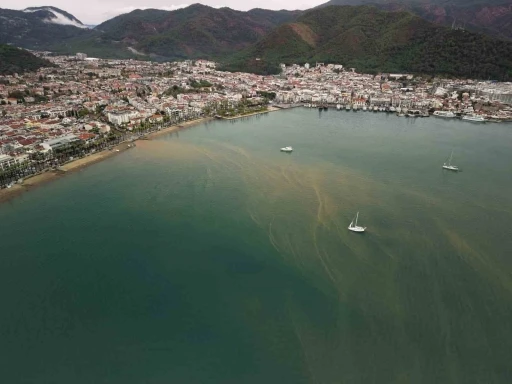 Çamur rengine bürünen deniz havadan görüntülendi

