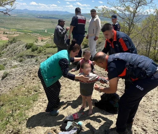 &Ccedil;amura saplanan &ccedil;ocukları ekipler kurtardı
