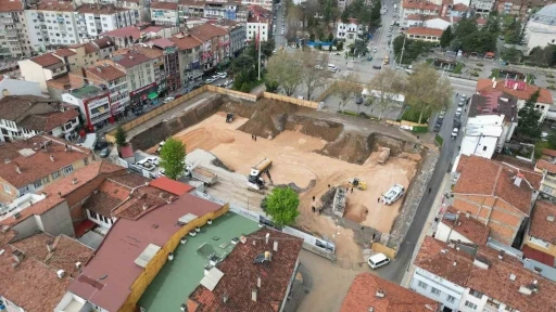 Çamura saplanan kamyonu kurtarmak isteyen sürücü, kamyonu ile 10 metreden düşerek ters döndü
