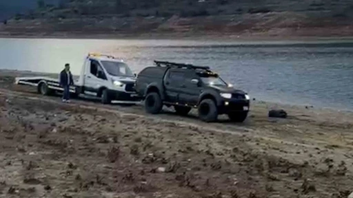 Çamura saplanan oto kurtarıcıyı pikap kurtardı
