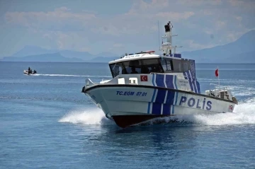 Can kurtarmak için saniyelerle yarışıyor, suyun altını üstüne getiriyorlar

