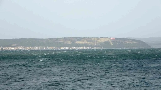 &Ccedil;anakkale Boğazı fırtına nedeniyle trafiğe kapandı
