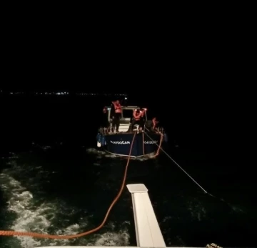 Çanakkale Boğazı’nda içinde 5 kişinin bulunduğu tekne kurtarıldı
