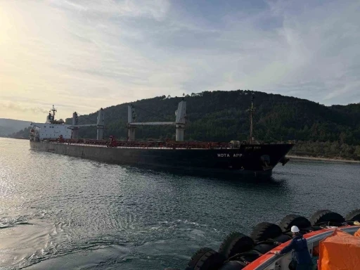 &Ccedil;anakkale Boğazı&rsquo;nda karaya oturan gemi i&ccedil;in kurtarma &ccedil;alışması başladı, boğaz trafiğe kapandı
