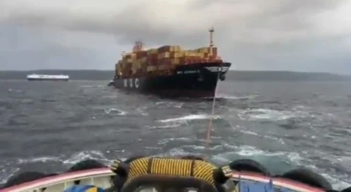 &Ccedil;anakkale Boğazı&rsquo;nda konteyner gemisi makine arızası yaptı
