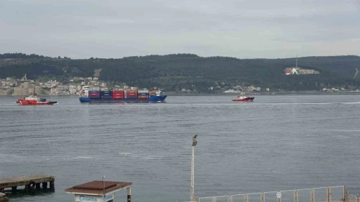 Çanakkale Boğazı’nda makine arızası yapan konteyner gemisi, yedeklenerek çekildi
