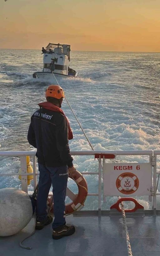 Çanakkale Boğazı’nda makine arızası yapan tekne yedeklenerek çekildi
