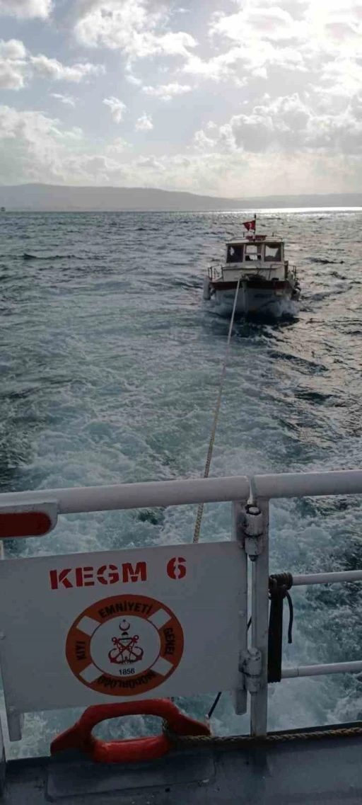 &Ccedil;anakkale Boğazı&rsquo;nda makine arızası yaparak s&uuml;r&uuml;klenen tekne kurtarıldı
