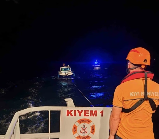 &Ccedil;anakkale Boğazı&rsquo;nda s&uuml;r&uuml;klenen tekne kurtarıldı
