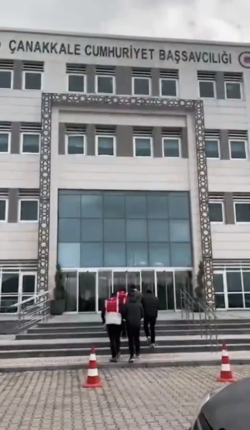 &Ccedil;anakkale&rsquo;de 10 ka&ccedil;ak g&ouml;&ccedil;men yakalandı, 3 organizat&ouml;r tutuklandı
