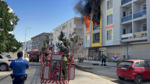 &Ccedil;anakkale&rsquo;de 4 katlı binada can pazarı: Alev ve dumanlar arasında kalan kadın sağ salim kurtarıldı
