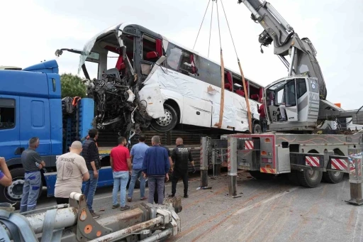Çanakkale’de 8 kişinin öldüğü kazada enkaza dönen otobüs vinç yardımıyla olay yerinden kaldırıldı
