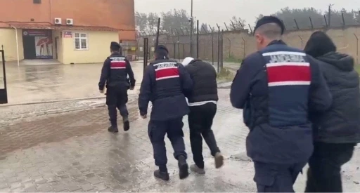 &Ccedil;anakkale&rsquo;de 90 ka&ccedil;ak g&ouml;&ccedil;men yakalandı, 3 organizat&ouml;r tutuklandı
