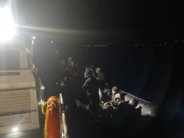 Çanakkale’de arızalanan lastik bot içinde sürüklenen 32 kaçak göçmen kurtarıldı

