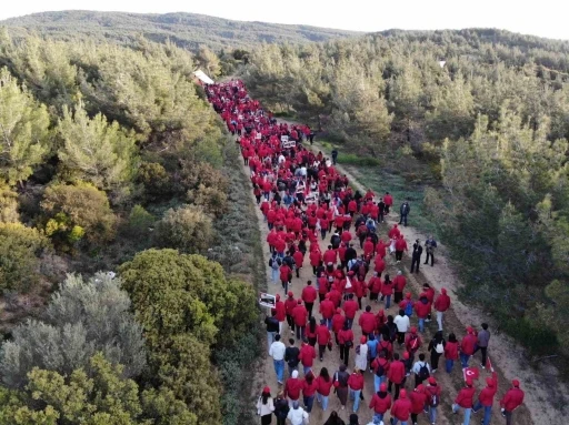 &Ccedil;anakkale&rsquo;de binlerce kişi, 57&rsquo;nci Alay&rsquo;ın izinde y&uuml;r&uuml;d&uuml;
