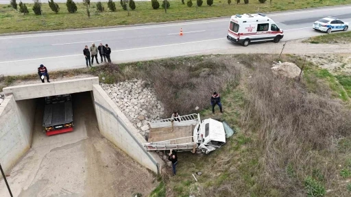 Çanakkale’de çalıntı kamyonetle şarampole uçtu; feci şekilde can verdi
