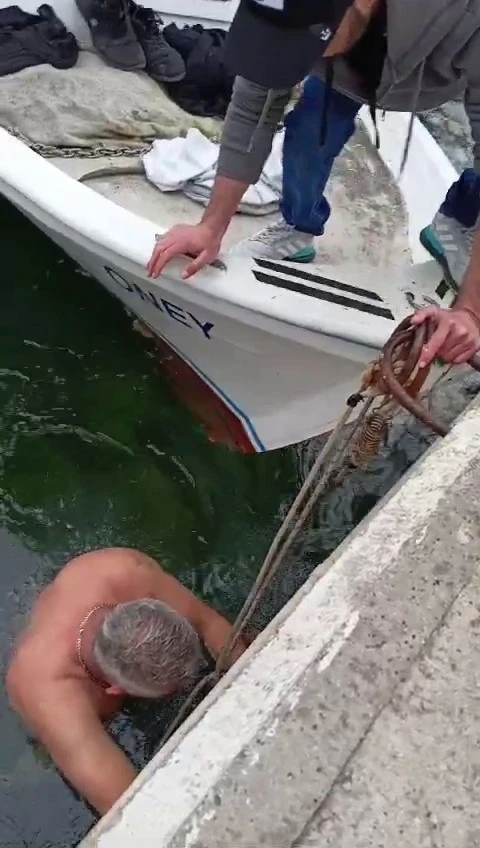 Çanakkale’de denize düşen kediyi, balıkçı kurtardı
