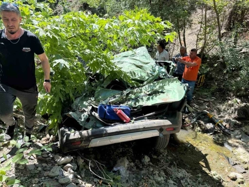 &Ccedil;anakkale&rsquo;de dere yatağına u&ccedil;an ara&ccedil;taki 2 kişi hayatını kaybetti
