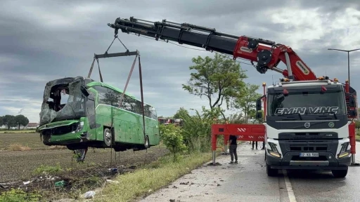 &Ccedil;anakkale&rsquo;de devrilen tur otob&uuml;s&uuml; kaldırıldı
