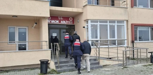 &Ccedil;anakkale&rsquo;de g&ouml;&ccedil;men ka&ccedil;ak&ccedil;ılığı operasyonuna 3 tutuklama
