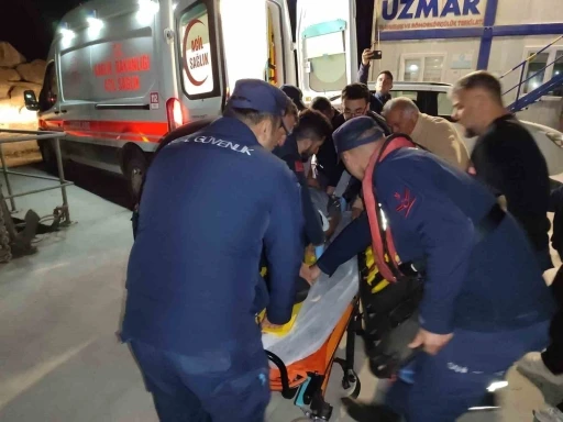 Çanakkale’de göğüs kafesi kemiği kırığı tanısı konulan hasta Sahil Güvenlik ekiplerince tahliye edildi
