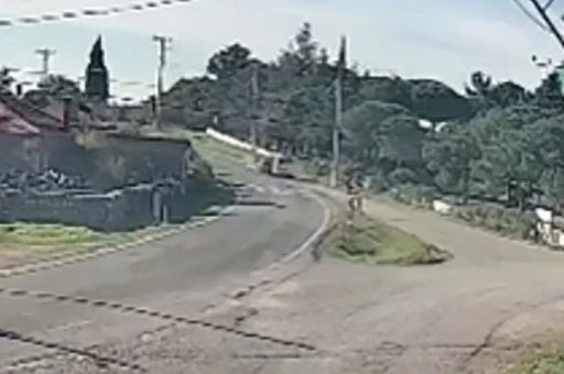 &Ccedil;anakkale&rsquo;de iki ara&ccedil; &ccedil;arpıştı: Kaza anı kamerada
