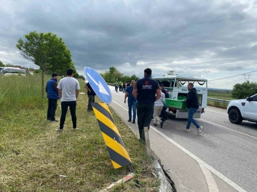 &Ccedil;anakkale&rsquo;de iki otomobil &ccedil;arpıştı: 2 &ouml;l&uuml;, 3 yaralı
