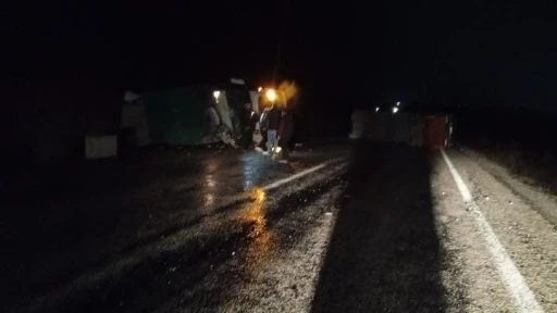 &Ccedil;anakkale&rsquo;de itfaiye aracı, yardım i&ccedil;in gittiği tıra &ccedil;arptı: 1&rsquo;i ağır 2 yaralı
