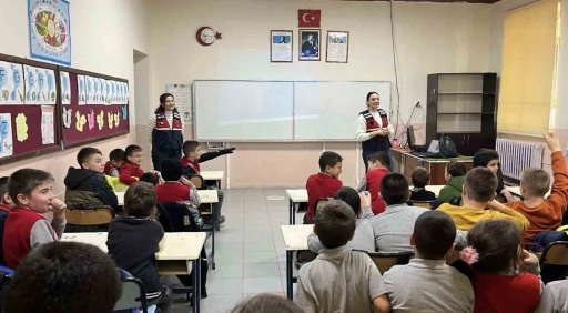 &Ccedil;anakkale&rsquo;de jandarma ekipleri KADES ve g&uuml;venlik hakkında bilgilendirdi
