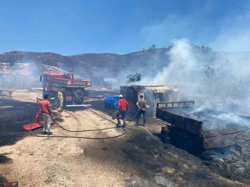 Çanakkale’de makilik alanda çıkan yangında ahır, ağıl ve traktör römorkları yandı
