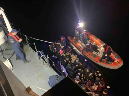 &Ccedil;anakkale&rsquo;de mobil radarın tespit ettiği 31 ka&ccedil;ak g&ouml;&ccedil;men ve 1 g&ouml;&ccedil;men ka&ccedil;ak&ccedil;ı yakalandı
