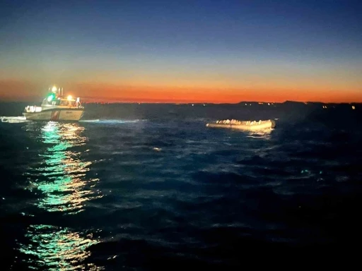 &Ccedil;anakkale&rsquo;de motoru arızalanan lastik botla s&uuml;r&uuml;klenen 30 ka&ccedil;ak g&ouml;&ccedil;men kurtarıldı
