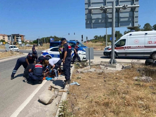 Çanakkale’de otomobil motosiklete çarpıp takla attı: 1’i ağır 2 yaralı
