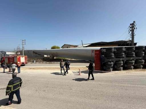 Çanakkale’de rüzgar gülü kanadı taşıyan tır devrildi

