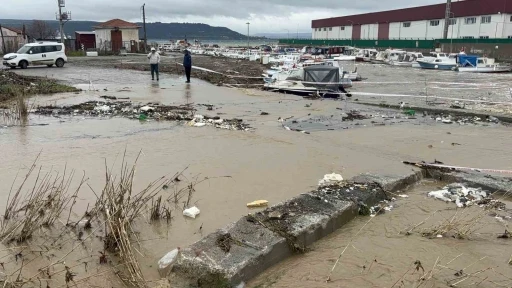 &Ccedil;anakkale&rsquo;de sağanak yağış nedeniyle Kepez &ccedil;ayı taştı
