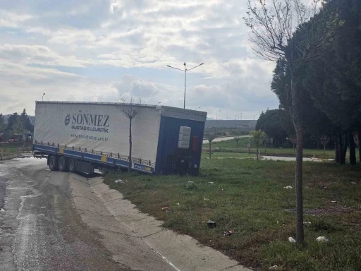 Çanakkale’de seyir halindeki tırın dorsesi çıktı
