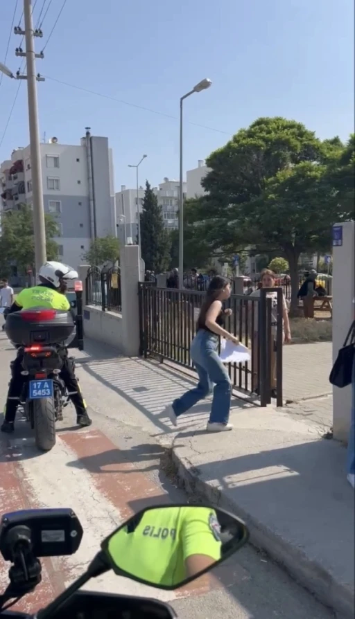 Çanakkale’de sınava geç kalan öğrencileri polis ekipleri yetiştirdi
