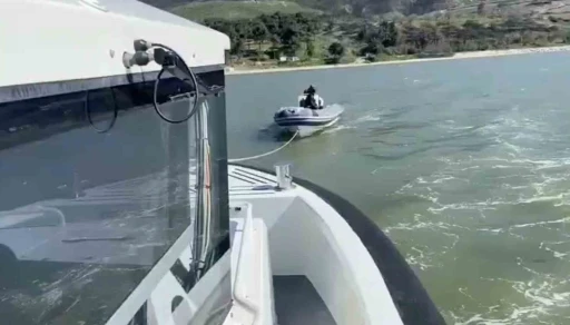 &Ccedil;anakkale&rsquo;de s&uuml;r&uuml;klenen bottaki 3 kişi işte b&ouml;yle kurtarıldı
