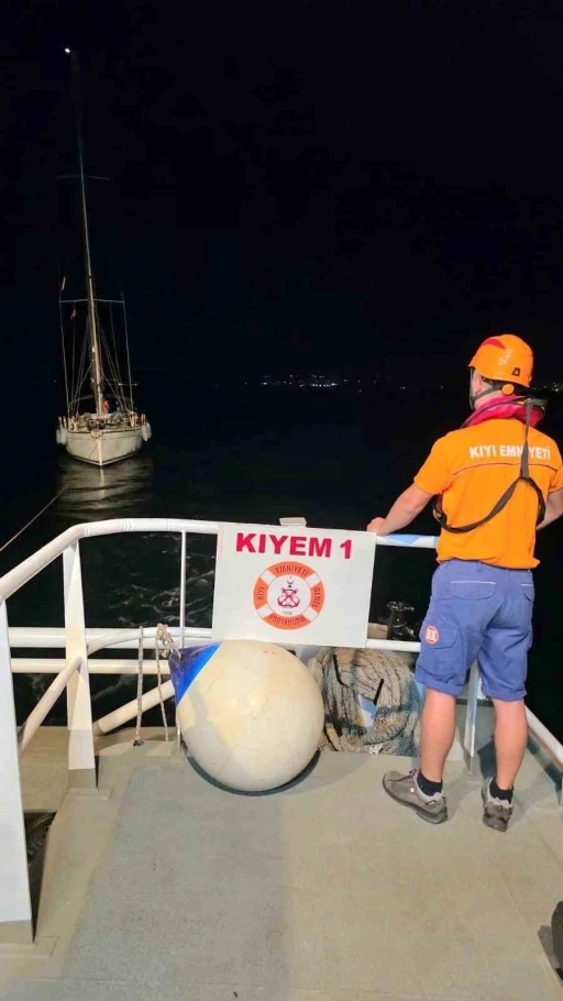 &Ccedil;anakkale&rsquo;de s&uuml;r&uuml;klenen teknedeki 2 kişi kurtarıldı
