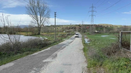 &Ccedil;anakkale&rsquo;de taşkın nedeniyle kapanan k&ouml;y yolu ulaşıma a&ccedil;ıldı
