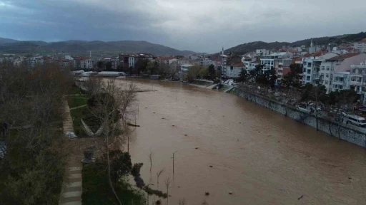 &Ccedil;anakkale&rsquo;de yağmur nedeniyle taşan Kocabaş &Ccedil;ayı dron ile g&ouml;r&uuml;nt&uuml;lendi
