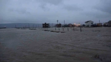 &Ccedil;anakkale&rsquo;de yazlık evlerin bulunduğu b&ouml;lge sular altında kaldı
