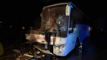 &Ccedil;anakkale&rsquo;de yolcu otob&uuml;s&uuml; ile kamyon &ccedil;arpıştı: 3&rsquo;&uuml; ağır 9 yaralı
