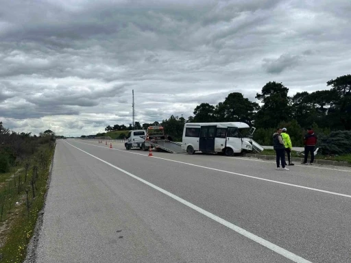 &Ccedil;anakkale&rsquo;de yoldan &ccedil;ıkan minib&uuml;s ref&uuml;je &ccedil;ıktı; 2 kişi yaralandı
