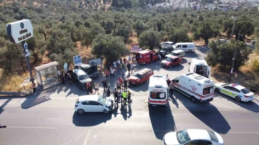 &Ccedil;anakkale-İzmir karayolunda can pazarı: 4 aracın karıştığı kazada 4 kişi yaralandı
