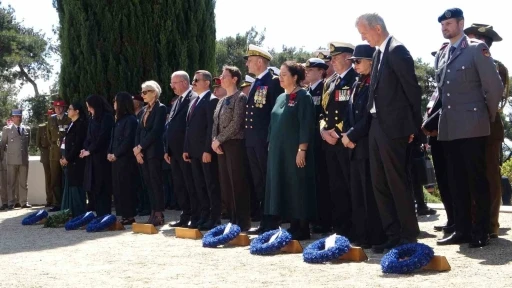 &Ccedil;anakkale Kara Savaşları&rsquo;nın yıl d&ouml;n&uuml;m&uuml;nde Fransız ve İngiliz anıtlarında t&ouml;ren d&uuml;zenlendi
