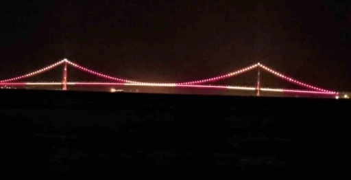 &Ccedil;anakkale K&ouml;pr&uuml;s&uuml; sarı kırmızılı renklerle aydınlatıldı
