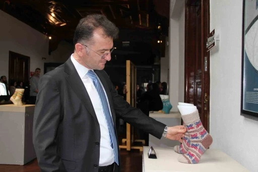 Çanakkale Savaşı ruhunu yaşatan geleneksel çoraplar vatandaşların beğenisine sunuldu
