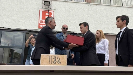 &Ccedil;anakkale Şehitliğinde dalgalanan bayrak, Konya&rsquo;nın tarihi lisesinde

