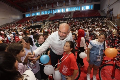 Canik&rsquo;te camiler &ccedil;ocuklarla, &ccedil;ocuklar hediyelerle buluşuyor
